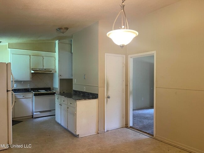 Photo - 1090 Branch St