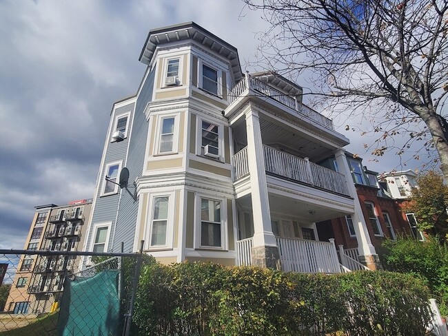 Building Photo - 247 Boston St Unit 1