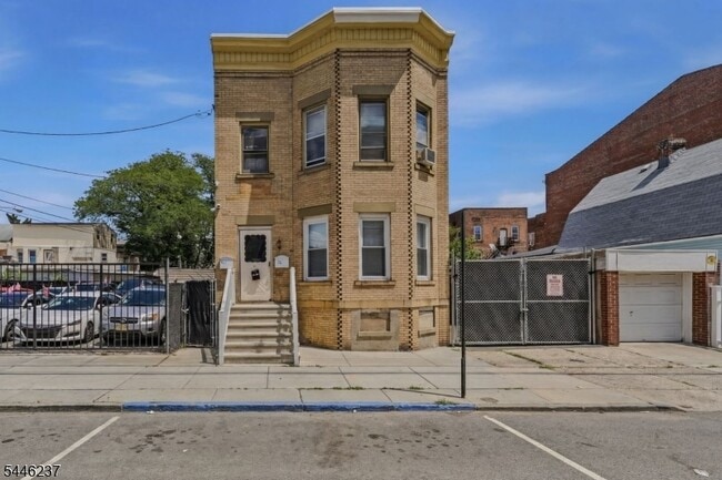 Building Photo - 489 E 22nd St Unit 1