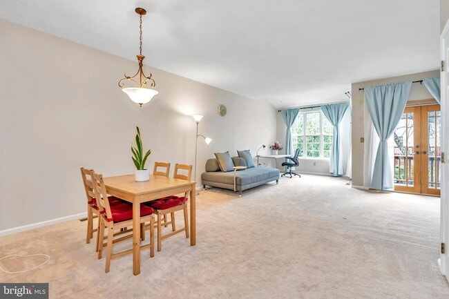 Photo - 465 Woodstock Ln