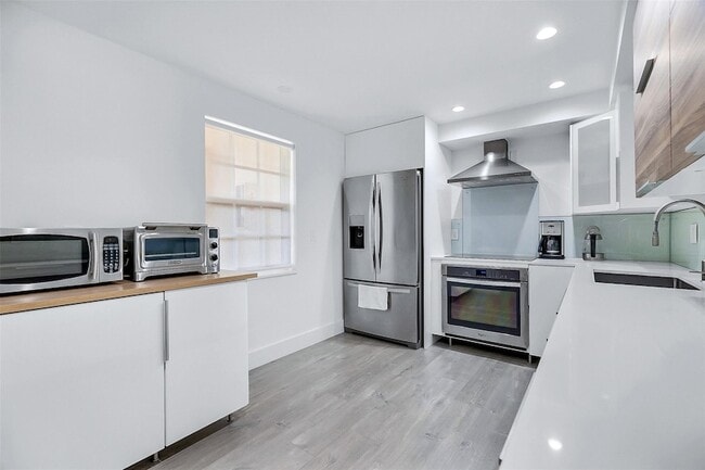 Building Photo - 3611 Oaks Clubhouse Dr Unit 203