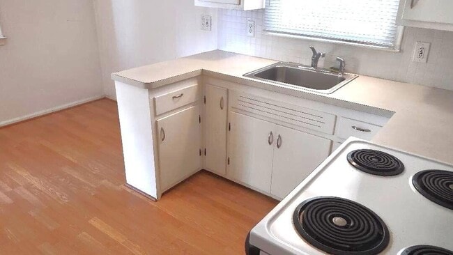 Photo - 9928 Roseland St