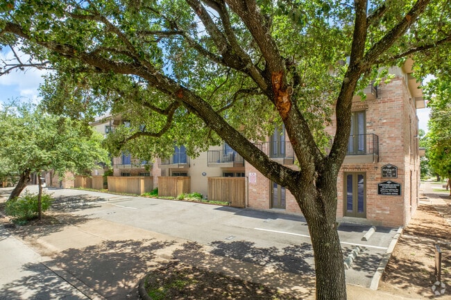 Building Photo - Greenbriar Bend