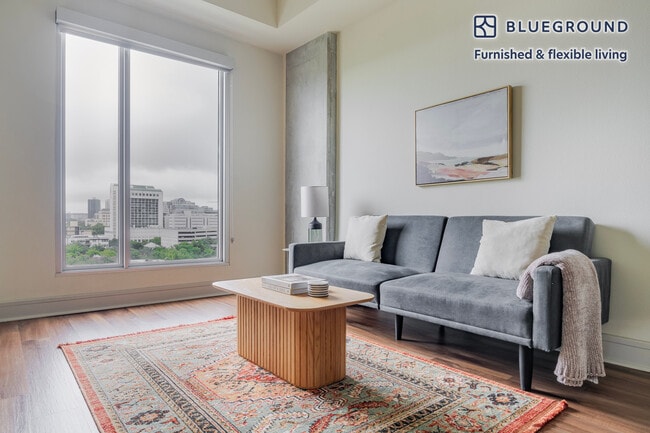 Building Photo - 615 W 7th St Unit FL11-ID328