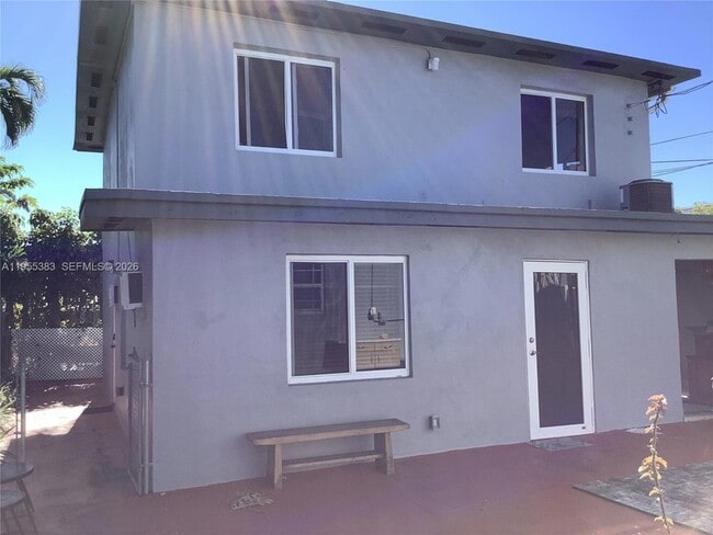 Building Photo - 3620 SW 13th Terrace Unit 3