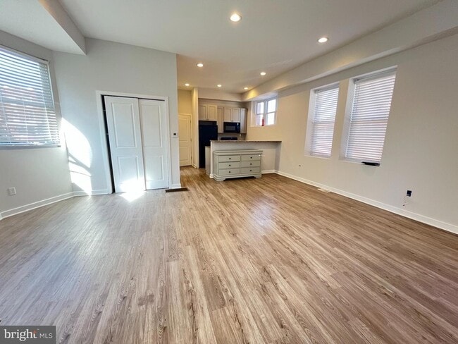 Photo - 933-35-935 Belmont Ave