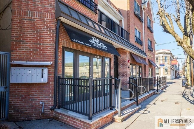 Photo - 112 N Broadway Unit B