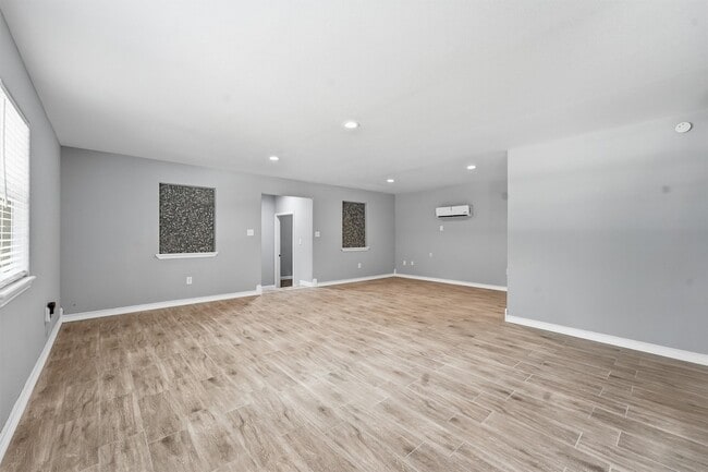 Photo - 15621 Northland Dr