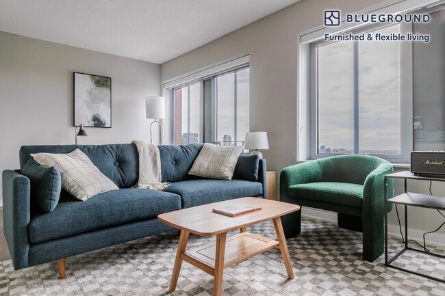 Building Photo - 121 W Chestnut St Unit FL32-ID1292