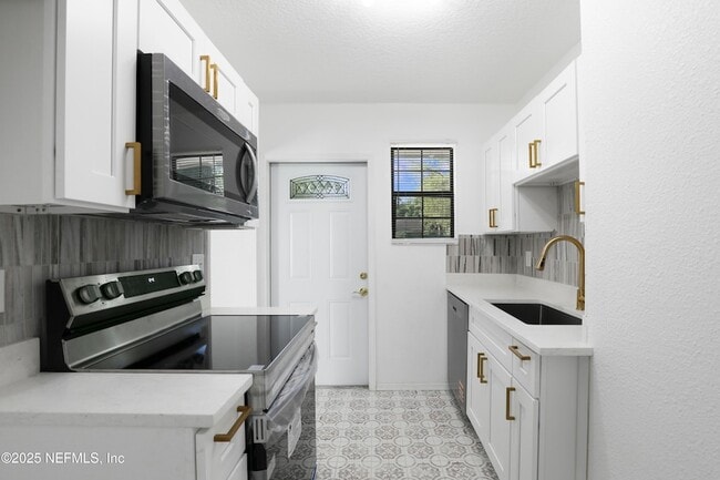 Photo - 5246 Sunderland Rd