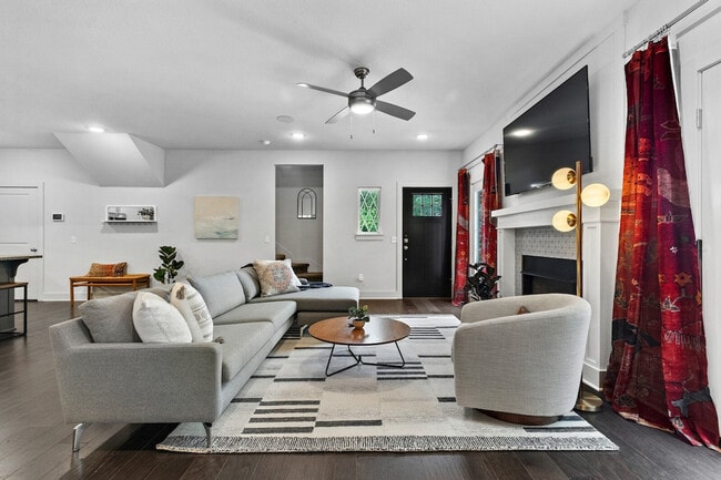 Building Photo - 393 N Ainsley Loop Unit ID1221838P