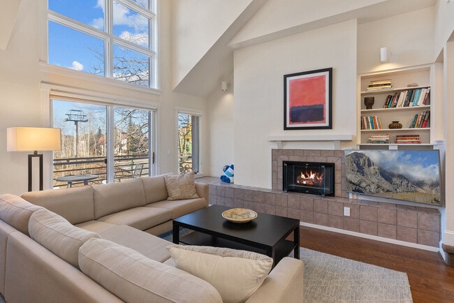 Building Photo - 113 Lost Creek Ln Unit FL2-ID1324992P