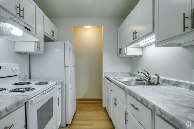 1BR, 1BA - 677SF - Kitchen - Springdale Apartments