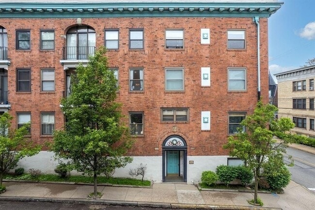 Building Photo - 5611 Elmer St Unit 202