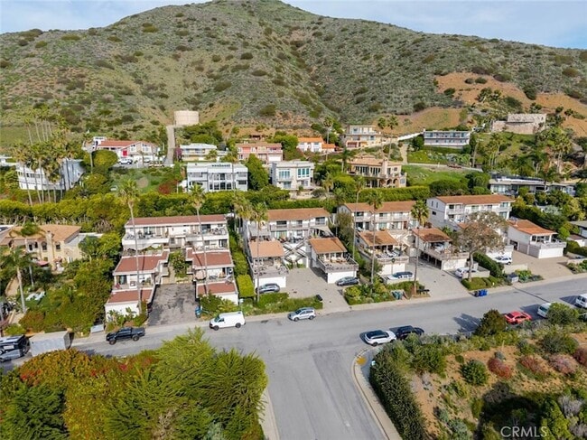 Photo - 11813 Ellice St