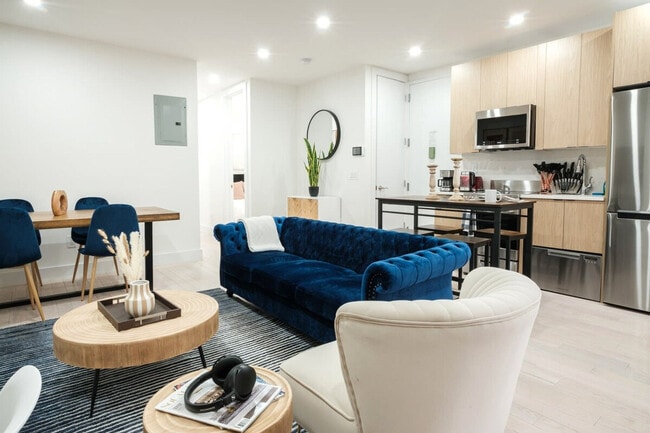 Building Photo - 402 E 11th St Unit ID1057569P