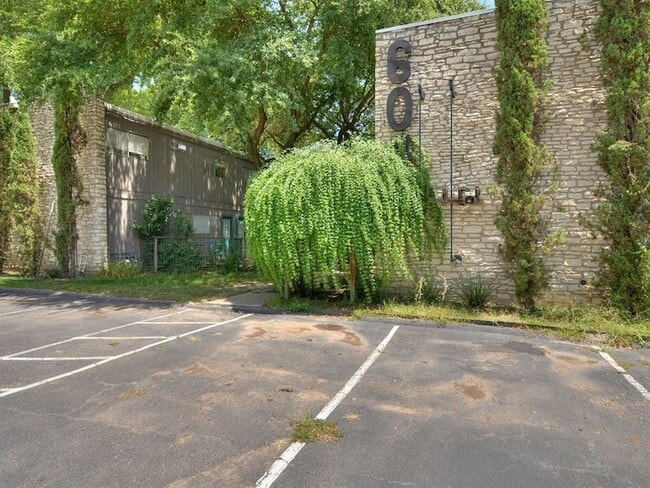 Building Photo - 604 Franklin Blvd Unit A