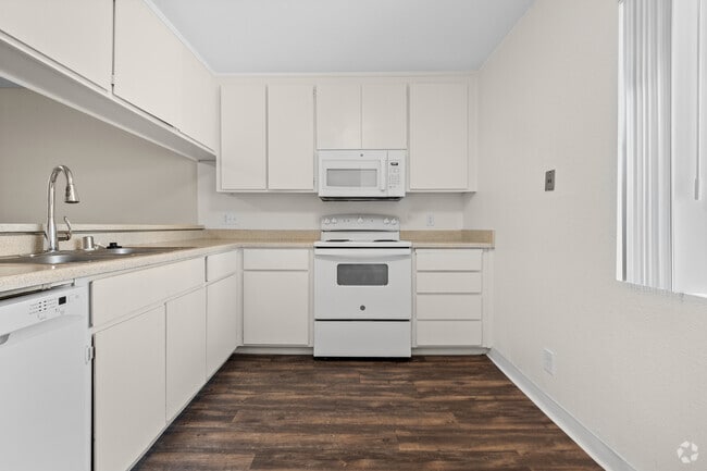 2BD,- 2BA - 1080SF Kitchen - Laguna Park