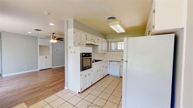 Photo - 1618 George Bush Dr