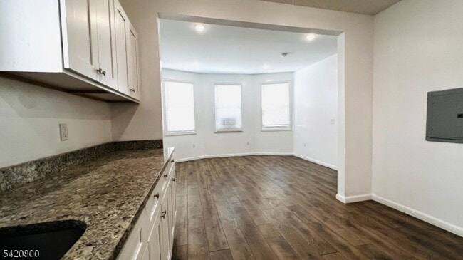 Building Photo - 473 Grove St Unit 1