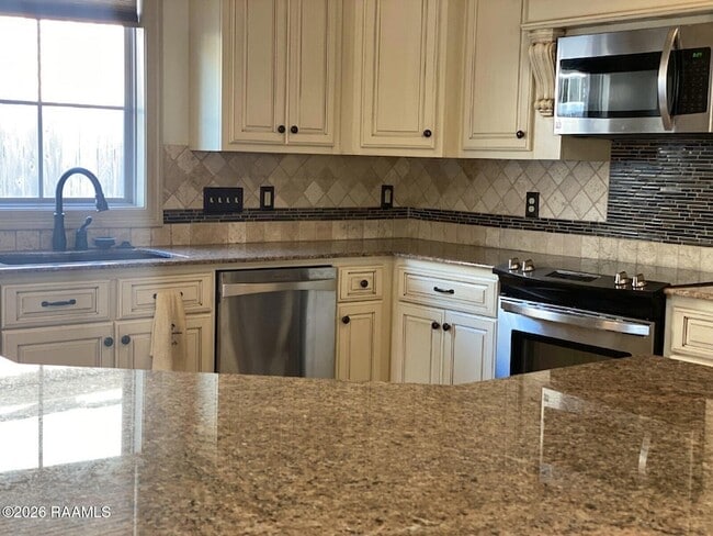 Photo - 330 Dunvegan Ct