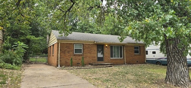 Building Photo - 1251 N Woodlawn Blvd