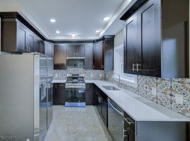 Photo - 8 Travers Ave