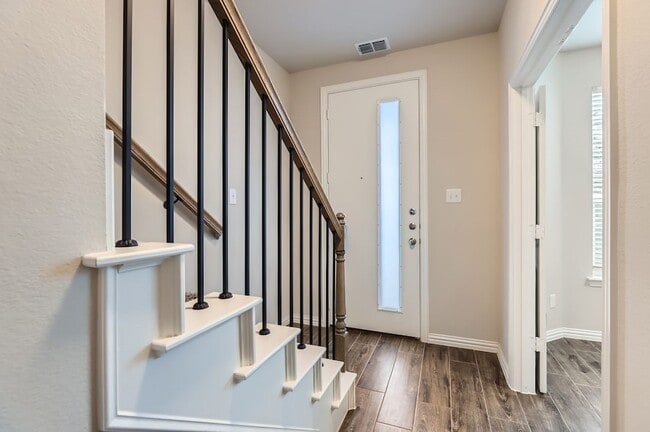 Photo - 301 E Lamar St