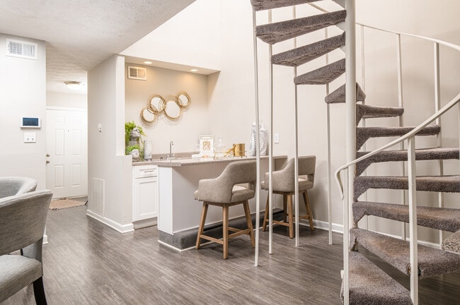 Building Photo - Elite at City View