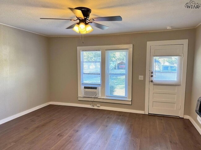 Photo - 704 Reagan St