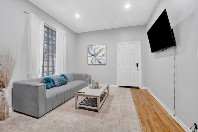 Building Photo - 1205 W Oakdale Ave Unit ID1319107P