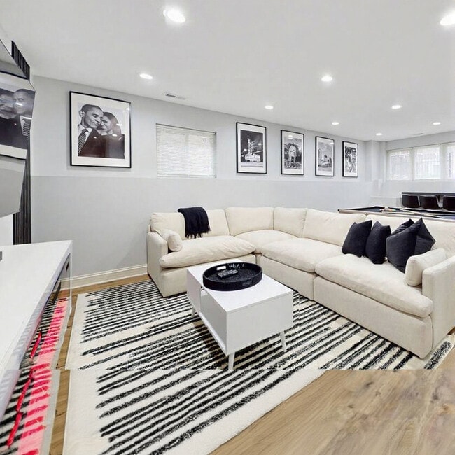 Building Photo - 1049 N Lawler Ave Unit SI FL1-ID1607866P