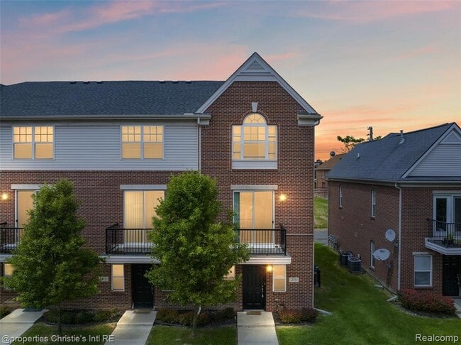 Building Photo - 275 E Palmer St