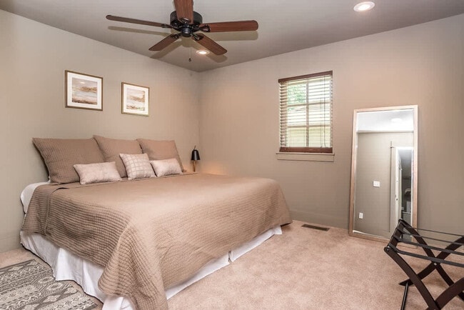 Photo - 303 NW F St Unit ID1241333P