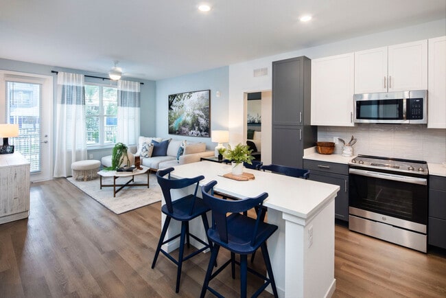 Building Photo - The Shores at Lake Howell