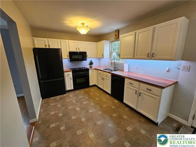 Photo - 656 Furnace St