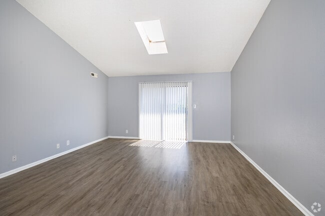 2BR, 2BA - 914SF - Living Room - Parkside