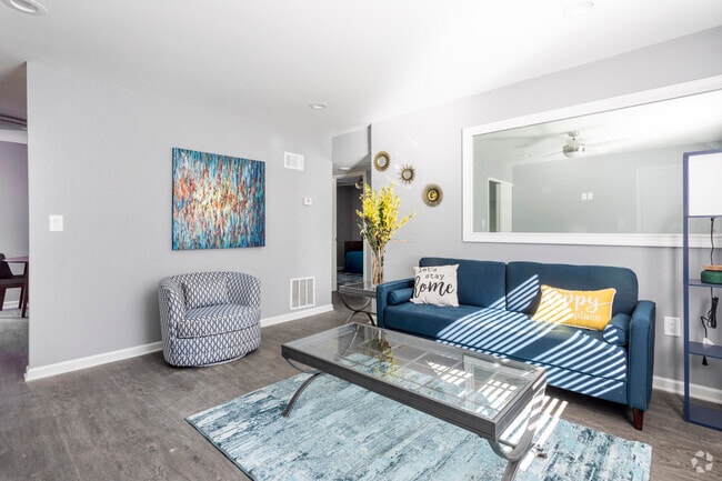 2BR, 1BA - 850 SF - Gardens at Park West