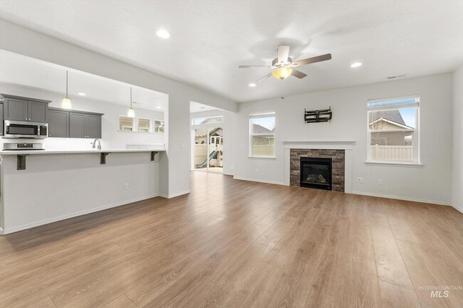 Photo - 513 Stanley Lake St