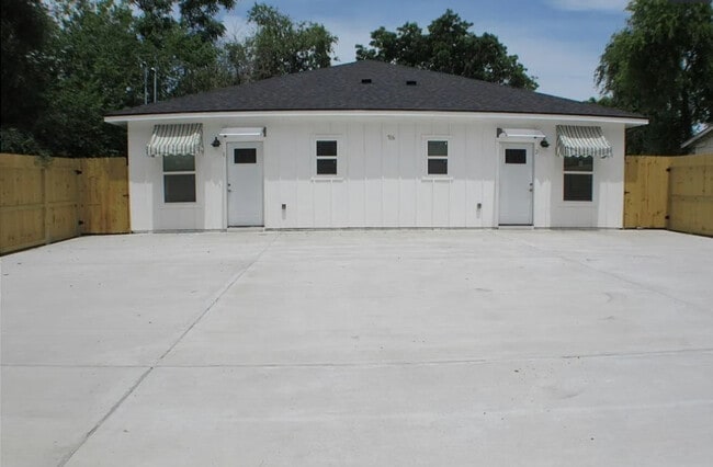 Building Photo - 702 5th St Unit ID1268422P