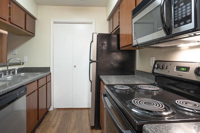 1BR, 1BA - 700SF - Great Hills