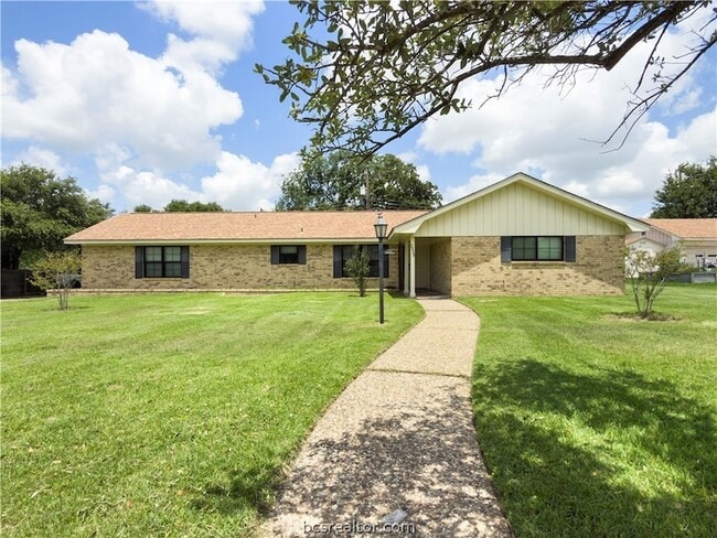 Building Photo - 2525 Willow Bend Dr