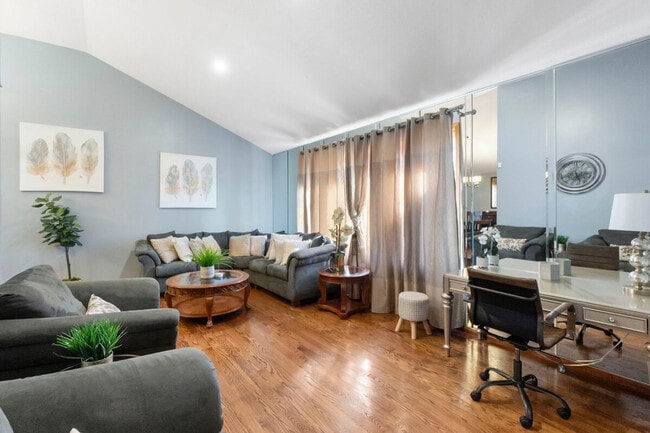 Building Photo - 4920 Lake Ct Unit ID1285035P