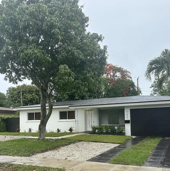 Building Photo - 950 E Dayton Cir