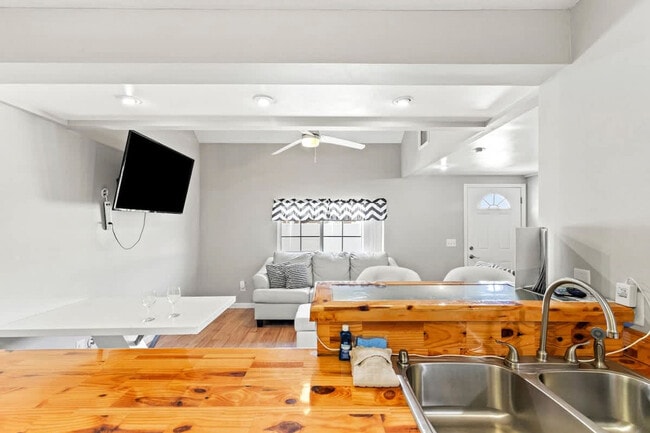 Photo - 5218 Beach Dr Unit ID1355001P