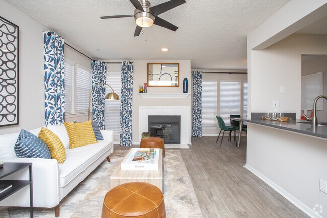 2BR, 2BA - 1072SF - The Clarion Apartments