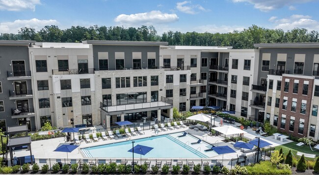 Building Photo - Luxe 360 on Centerpointe