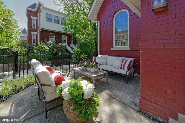 Photo - 1015 D St NE