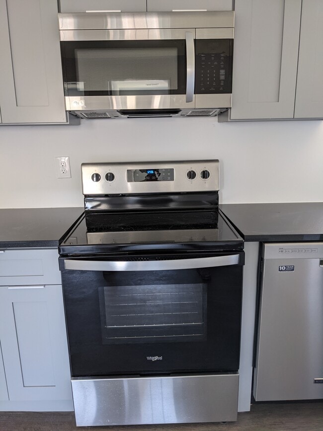 Photo - 113 Wayne Pl SE