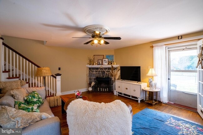Photo - 409 Price St